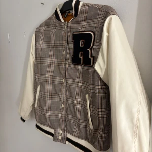 Höstjacka - En bomberjacka i bra skicka .  Aldrig använd och har ett coolt mönster . Den är stor i storleken så egentligen är den en S :) 