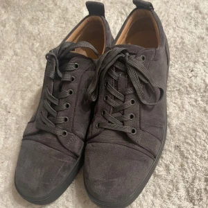 Christian Louboutin skor - Christian Louboutin skor äkta! Kartong och dustbag medföljer👍🏼 skorna är riktigt sköna och i nyskick!