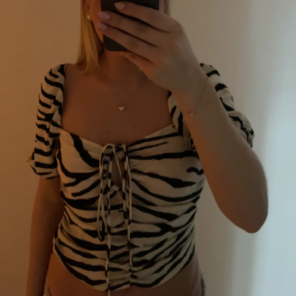 Nya blus från hm, så fin till både finare tillfällen och vardagligt. Säljer då den inte kommer till användning. 💞storlek M lite liten i storleken.. Puserot.