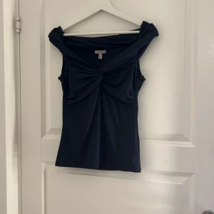 Topp - Ursnygg marinblå topp från H&M, säljer då jag knappt använt den för att den är lite för stor i midjan.