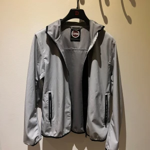 Colmar Jacka - Jag säljer nu en Colmar skal jacka för endast 1199kr! Jackan kostar nypris 2200kr, är använd bara enstaka gånger och är som i nyskick! Storlek 52 och passar folk med storlek M samt personer som pendlar mellan M och L! Tagg med scan medkommer i fickan