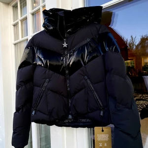 Helt ny Goldbergh vinterjacka/skidjacka säljes - Helt ny vinterjacka/skidjacka från det exklusiva märket Goldbergh säljes✨ Modell Moraine strl 42 Aldrig använd, alla etiketter sitter kvar. Nypris 7999:- nu 3000:-