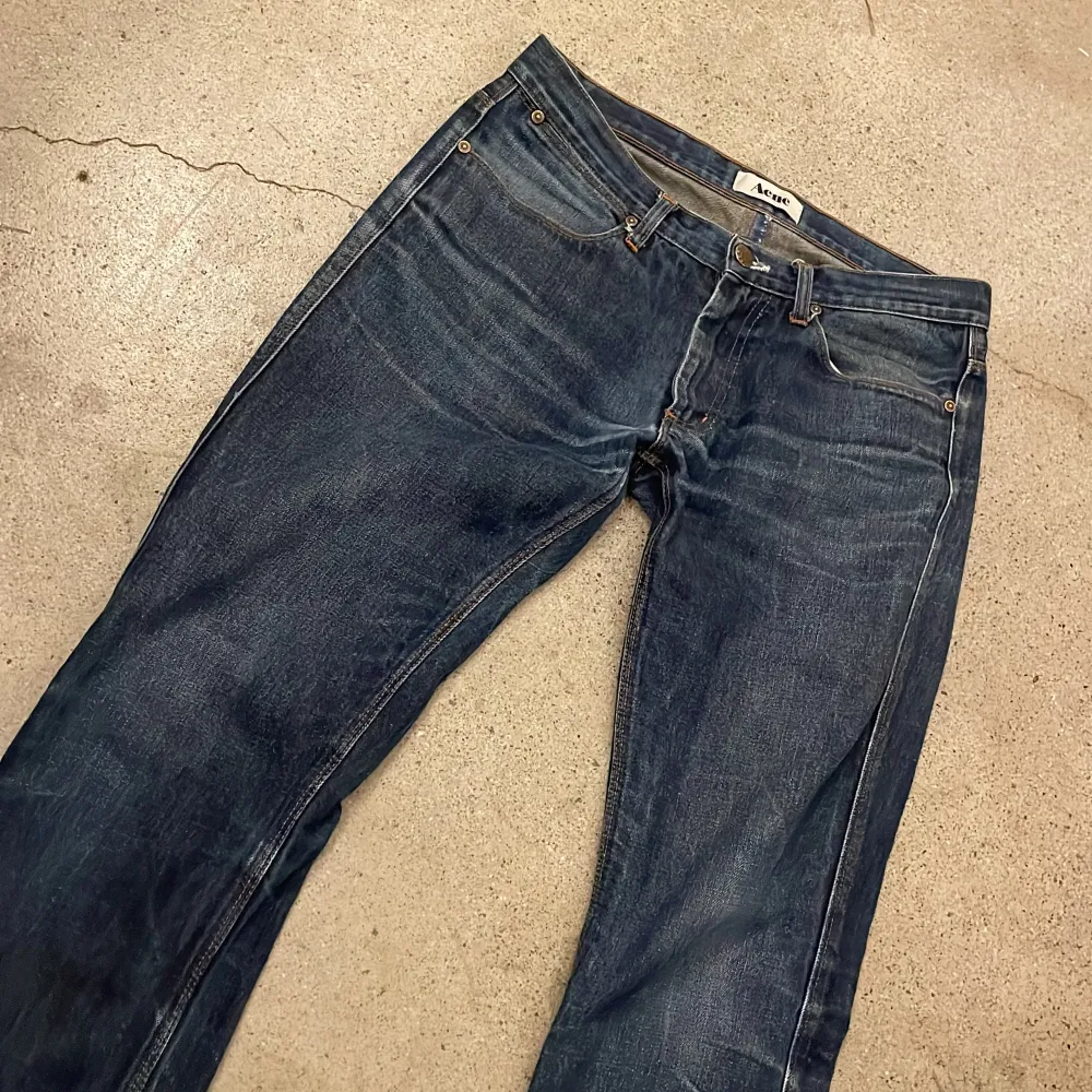 Tja! Säljer dessa riktigt snygga Acne jeansen i modellen Max raw med riktigt skön tvätt. Jeansen är i bra skick och i storlek 32/34. Hör av er om ni har några frågor eller funderingar!. Jeans & Byxor.