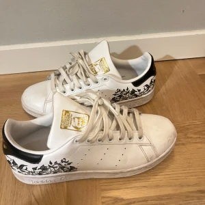 Adidas skor👟 - Sköna skor med en snygg detalj  från adidas bra skick👟👍🏽stolek 39 & 1/3 (tvättar såklart innan jag postar)
