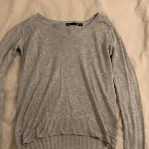 Grå v-ringad tröja från 157 - Säljer en stilren och bekväm grå v-ringad tröja från 157. Den är i storlek XS och har långa ärmar. Perfekt för både vardag och lite kyligare dagar. Tröjan är i bra skick och passar till det mesta i garderoben. 🩶