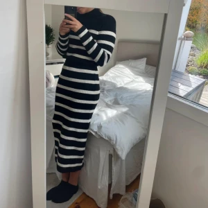 Adoore klänning - Svart randig klänning från Adoore. Modellen heter ”Adoore knitted stripe dress”. Klänningen är i nyskick! Endast använd en gång.