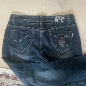 Jeans - fett balla mörkblå jeans med broderade fickor. klippta längst ner. jag är 167cm. inga defekter bara använda en gång. fråga gärna om mer info eller pris.