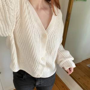 Superfin cardigan som tyvärr är för stor för mig </3 Endast använd en gång. Perfekt och mysig nu till höst och vinter! 