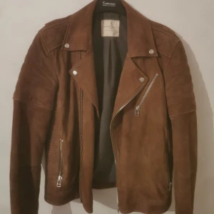 Jacka från selected homme i mocka  - Grymt snygg jacka ifrån selected homme i mocka som jag vet inte varför aldrig kommit till användning. Nypris 2799. Mitt pris 1700. Använt under 5 tillfällen! 