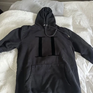 Les duex hoodie svart - Skick 9/10 Ny pris 1100 Skriv för diskussion om pris eller vara