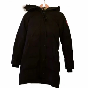 Canada goose shelburne parka - Super fin vinterjacka från Canada Goose i XS. Jackan är lite blekt men knappt använd med bara en liten fläck på ena ärmen, som garanterat går bort vid kemtvätt (skriv för bild). Nypris 16 800kr, köpt på plick. Bara använd en vinter 2021 så den är helt i nyskick.