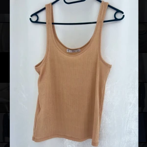 Linne  - Ett linne från Mango i storlek M🧡 Smått genomskinlig och den är knappt använd☺️  (Sälja på olika plattformar)