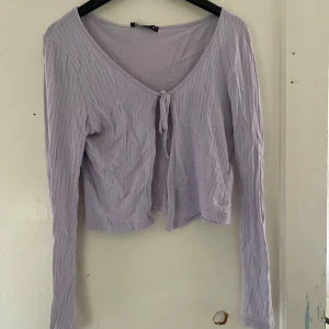Ljuslila långärmad topp från FB Sister - Säljer en superfin ljuslila topp från FB Sister. Den är långärmad och har en söt knytning framtill. Perfekt för vår och sommar! Toppen är i bra skick och passar perfekt till både jeans och kjol. 💜