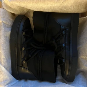 Inuikii vinterskor - Svarta vinterskor från inuikii✨Helt nya och helt oanvända!!! Mina egna bilder😍Skickas med orginalförpackningen