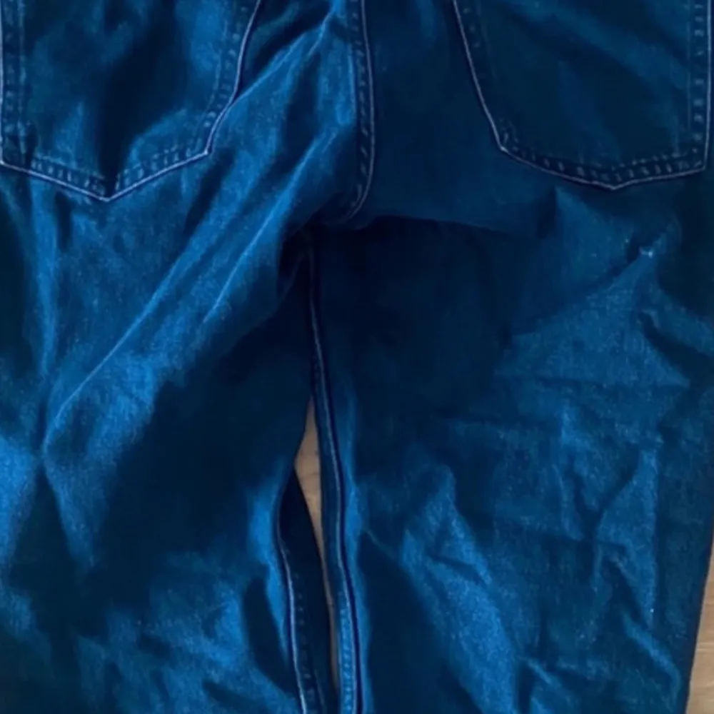 Säljer ett par klassiska svarta jeansbyxor från lager157. De har en snygg straight/baggy passform och är använda 2 gånger, de är lite smutsiga vid benen men går att tvätta.🕺. Jeans & Byxor.