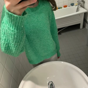 grön stickad tröja - grön stickad tjocktröja från lindex, lite ”nopprig” men inga hål eller defekter. pris kan diskuteras 💗