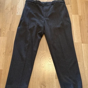 Uniqlo kostymbyxor brunrutiga - Kostymbyxor i tjockare material, brunrutiga - L