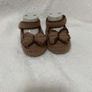 Stickade Baby Skor/Tossor med fjäril - Säljer tossor/skor som jag stickat själv! (Skicka meddelande om du önskar samma eller likadan men i andra färger, +storlek)