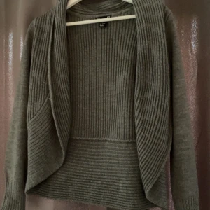 Kofta - Jättefin, mysig grå kofta, perfekt till hösten, bra skick 