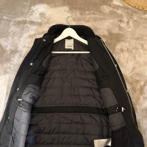 J.Lindeberg jacka - Jag säljer den as snygga J Lindeberg jackan som är perfekt till vintern och nu i höst!🙌 Jackan är i storlek XS men är stor i storleken så den passar S. Jackan är i nyskick och knappt använd! Inga defekter. Nypris är runt 4200kr Svarar gärna på frågor