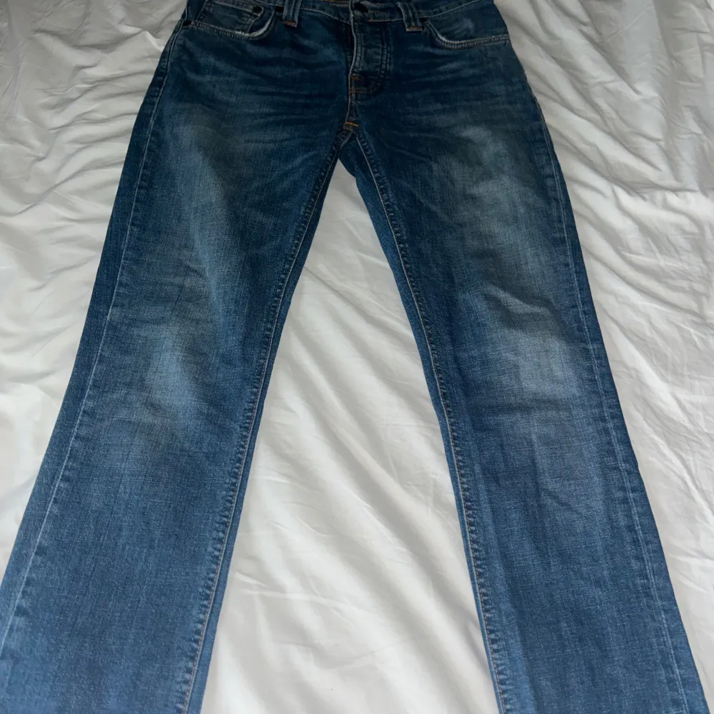 Nu säljer vi ett par still rena Nudie Jeans 9/10 skick. Det är inga defteter på dem. Storlek 29 i waist 30 i length. Den är lite mindre i storleken. Pris kan diskuteras . Jeans & Byxor.