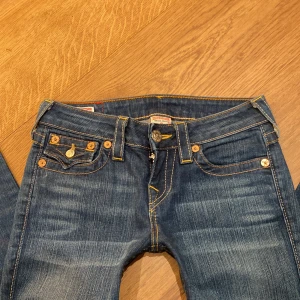 True religon jeans - Säljer dessa svin snygga true religon jeans i storlek w26, 36cm rakt över midjan. Det är lågmidjade och mörkare blå. Aldrig använda och jätte bra skick💖skriv för mer frågor