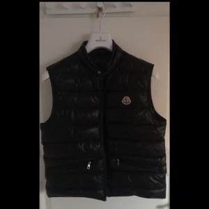 Äkta Moncler väst herr - Säljer denna snygga Moncler väst i storlek 3 (passar S och M) köpt på Farfetch (8999 kr) och är i väldigt bra skick då den ej är mycket använd. Pris kan diskuteras vid snabb affär. Finns även kvitto. 