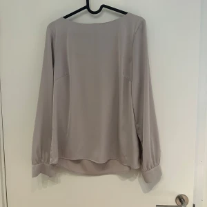 Blus- Hm - En perfekt blus i champagnefärg. Från Hm 