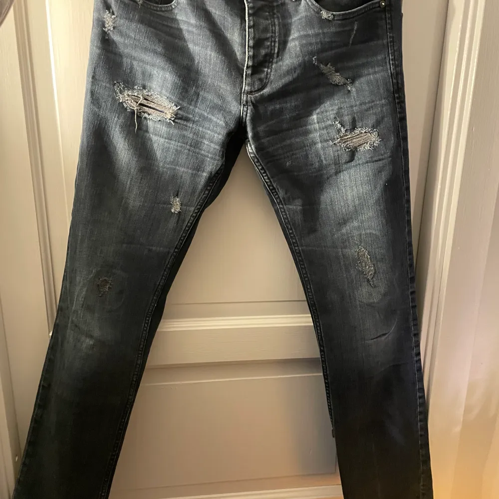 ÄNTLIGEN, enligt mig den fetaste jeansen från Jack and Jones. Sjukt sällsynta ! Skicket är 10/10✅ Färgen är mörkblå med en fade och storleken och modellen är slim fit, 32/32. Bara att höra av sig vid frågor ✅. Jeans & Byxor.