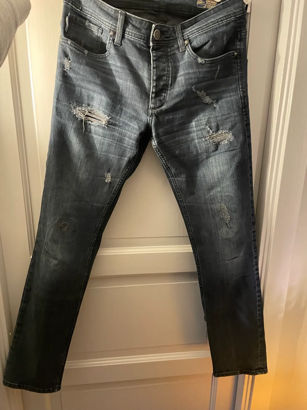 ÄNTLIGEN, enligt mig den fetaste jeansen från Jack and Jones. Sjukt sällsynta ! Skicket är 10/10✅ Färgen är mörkblå med en fade och storleken och modellen är slim fit, 32/32. Bara att höra av sig vid frågor ✅. Jeans & Byxor.