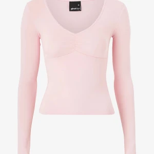 V-neck topp - Säljer denna rosa toppen från gina, den är jätte fin och har en bra passform men har bara inte kommit till användning. Lappen är kvar och är i storlel M men passar mig bra som vanligtvis har S. 