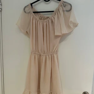 Sommarklänning - En söt sommarklänning som fungerar som off shoulder. Är liten i storlek. 