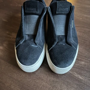 Arigato  - Säljer mina Arigato clean laceless svarta. De är ganska använda skick 6/10. Allt Og medkommer.