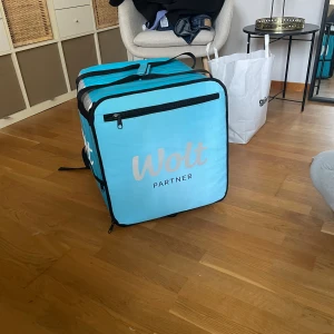 Wolt ryggsäck+ Wolt jacka - Bra sick på väska 500kr och jacka storlek Small 300kr de ingår en cyckelhjälm från wolt