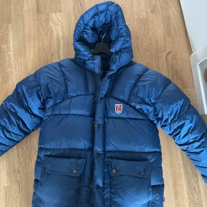 Fjällräven  - Strl xxxs, marinblå, gula snören. Fint skick! Säljer enbart via Plicks säkra betaltjänst  Bvsa