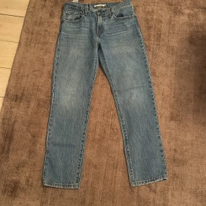 Jeans  - Knappt använda max 3 gånger 