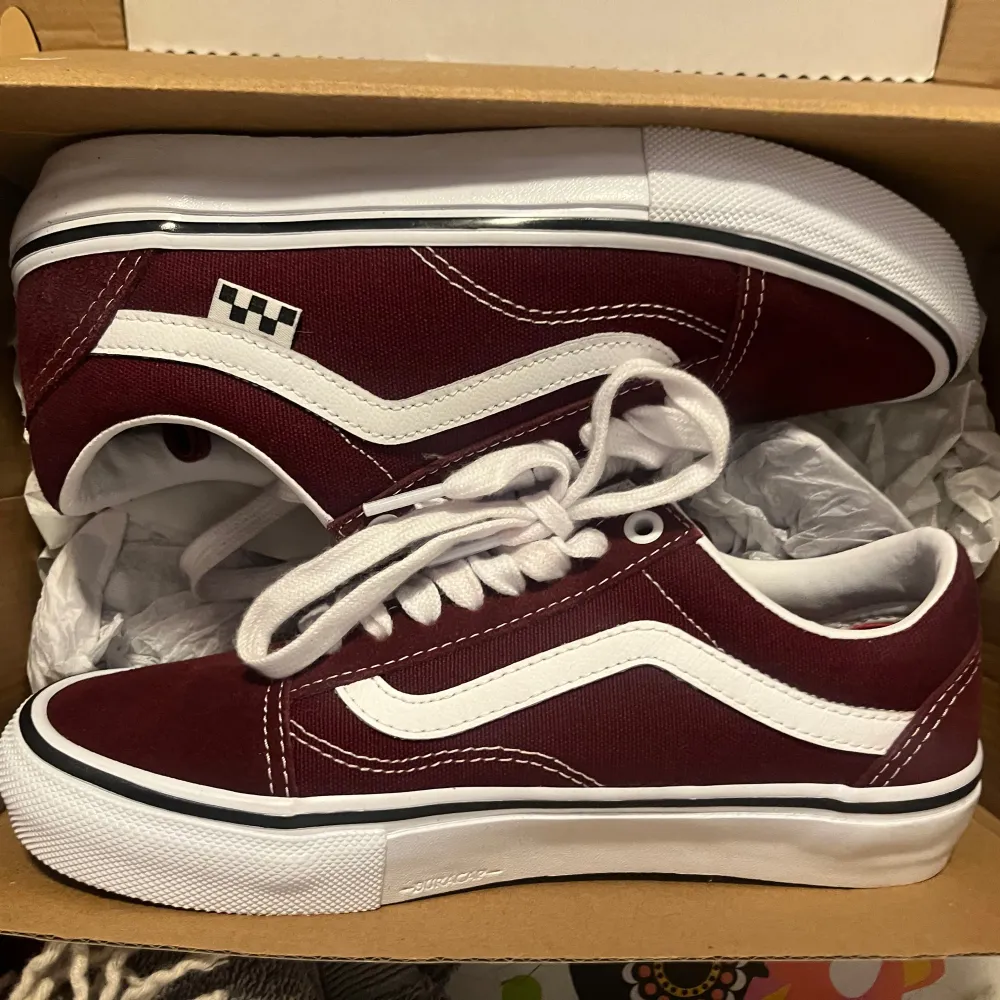 Säljer vinröda vans i nyskick 399kr! storlek EU 38 1/2. Kommer i original kartong. Original pris 899.. Skor.