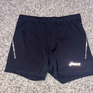 Svarta träningsshort - Asics - Använd fåtal gånger. Normal i storleken. 