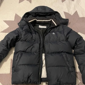 Calvin Klein puffar jacket - Calvin Klein Jacka, använd sparsamt inga skador eller slitage, som ny. Perfekt för den kyliga vintern.  Nypris: 2699 kr. Pris kan diskuteras.  Vid frågor eller intresse skriv gärna meddelande! 