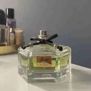 Flora by gucci parfym! Test parfym och aldrig kommit till användning. Saknar lock. 