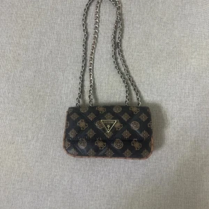 Guess väska  - Jättefin väska som aldrig har kommit till användning.