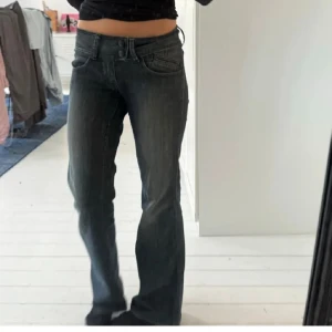 Pepe jeans - Köpta på Plick men passar inte mig då jag upplever dem lite små i storleken, W29❤️de ser svarta ut men skulle säga att de har en nyans av blå som man kan se på sista bilden