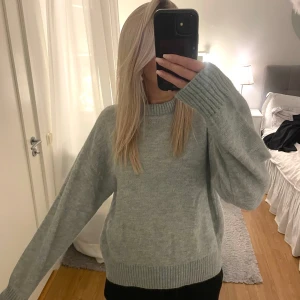 Stickad tröja - Jättefin stickad tröja. Kommer tyvärr inte till användning för mig🤍hör av dig om du har frågor