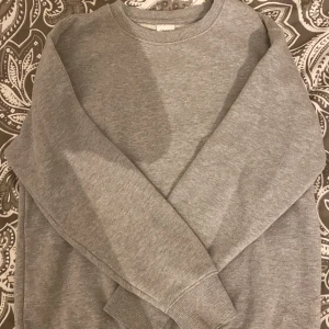 grå tröja  - en super fin grå tröja från zara i storlek xs, är använd typ 3 gånger så är som splitter ny💞