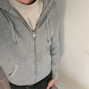 Stickad Zip Hoodie  - En stilren stickad hoodie från Mango. Inga defekter eller slitningar 10/10 skick. Pris går att diskuteras vid snabb affär 👍