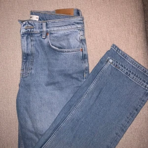 Blå jeans från Perfect Jeans - Säljer ett par klassiska raka blå jeans från gina Tricot i storlek 38. Aldrig använda 