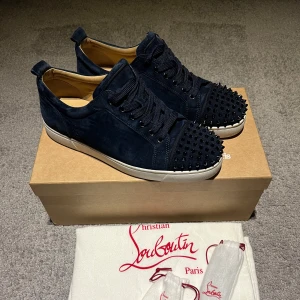 Christian Louboutin  - Säljer dessa sjukt snygga Christian Louboutin skorna stl 43 i rare ”CW”