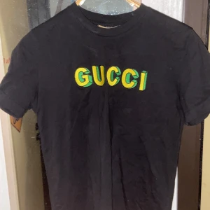 Gucci t-shirt  - svart gucci t shirt som egentligen kostar 8k och limited edition. priset kan diskuteras. Storlek S. Har använt 2 gånger och jag tvättat innan jag skickar. Säljer för jag bytt stil. Som sagt priset kan diskuteras. Skriv för mer info.