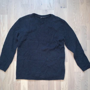 Tröja i ullblandning - Fin mörkblå stickad tröja i ullblandning från Cubus. Storlek L, mycket oversized på mig som har xs/s i tröjor.  Köpt secondhand men i bra skick. Perfekt till hösten/vintern.