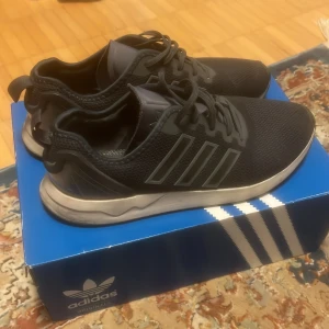 Adidas sneakers - Adidas sneakers i mycket bra skick. Storlek 42 2/3. Färgen är jätte mörkblå/grå typ.  